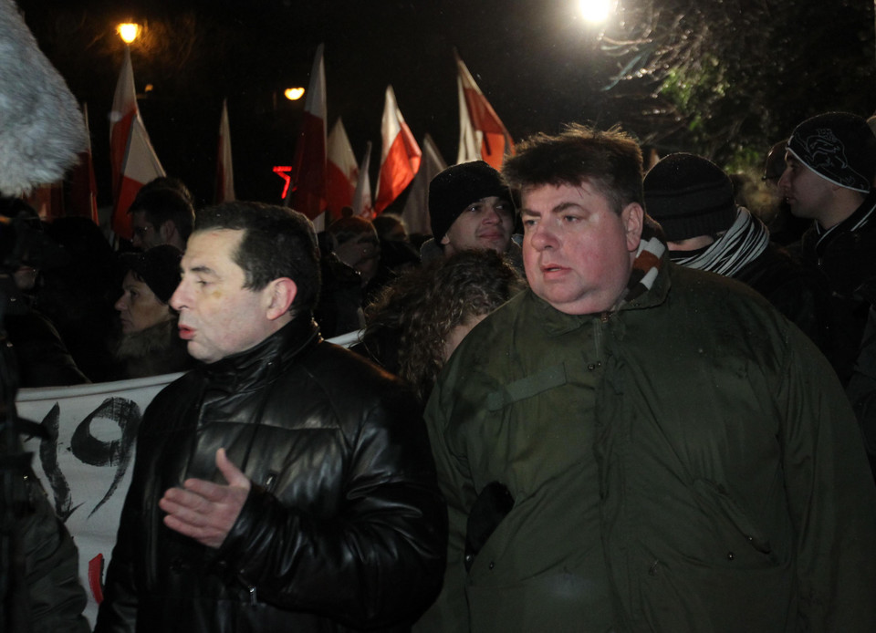 Publicyści Bronisław Wildstein (L) i Piotr Semka (P) podczas demonstracji pod domem Jaruzelskiego, fot. PAP/Radek Pietruszka