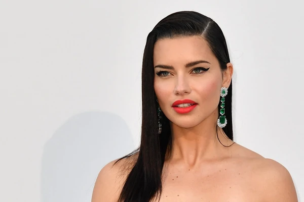 Adrijana Lima BEZ BRUSHALTERA, GOLIH RAMENA u Kanu: Izazvala opštu pometnju u gradu - paparaci je okružili u punom sastavu, njen MUŽ baš ne voli kada se to desi