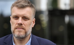 Zandberg: 60 proc. Polaków popiera ograniczenie zysków koncernów paliwowych