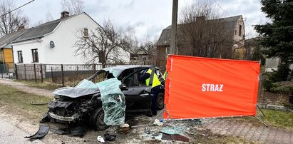 Kawałki szyby i części karoserii. Obok zniszczony samochód i śmierć