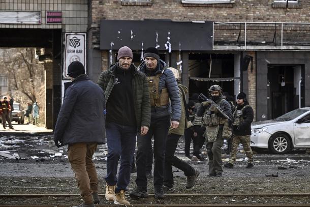 Witalij Kliczko z bratem Władimirem (drugi z lewej) w 19. dniu rosyjskiej inwazji na Ukrainę, Kijów, 14 marca 2022 r. 