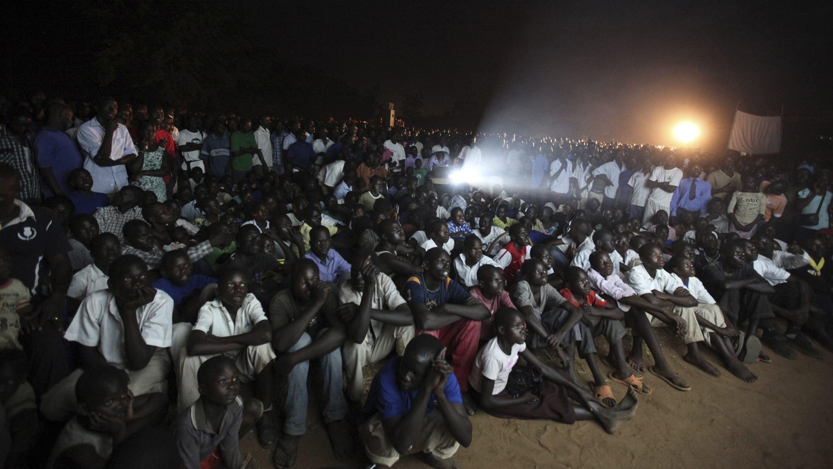 Jeśli Joseph Kony nie był wcześniej najbardziej poszukiwanym terrorystą świata, teraz może już nim być. W ostatnim tygodniu, film dokumentalny przedstawiający okrutne zbrodnie, jakich dopuścił się ugandyjski zbrodniarz, zaczął szerzyć się w mediach społecznościowych jak pożar w silnym wietrze (w momencie, kiedy pisany był ten artykuł, film obejrzało już ponad 50 milionów użytkowników). Film wywołuje międzynarodowe oburzenie i przysparza wielu zwolenników tym, którzy dążą do pojmania Kony'ego.