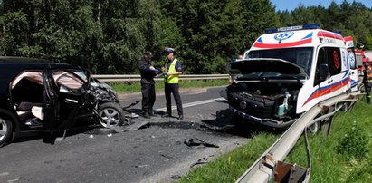 Ambulans zderzył się czołowo z osobówką. 5 osób rannych