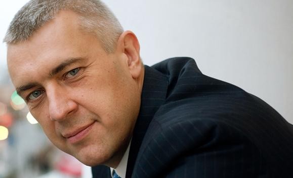 <strong>11. Roman Giertych, adwokat, w zeszłym roku niesklasyfikowany</strong>
<br></br>
Nie bez powodu przylgnęła do niego etykieta adwokata władzy. W swoim portfolio klientów ma m.in. Radka Sikorskiego, Sławomira Nowaka i Jana Rostowskiego. Przez szeregowych przedstawicieli palestry ostro krytykowany za kontrowersyjne wypowiedzi medialne, często znacząco odbiegające od głównego nurtu myśli prawniczej. Swoim słynnym już stwierdzeniem o „samozwolnieniu się” z tajemnicy adwokackiej naraził się na zarzuty rażącego naruszenia etyki zawodowej. Po ujawnieniu podsłuchanej rozmowy, pozwalającej odnieść wrażenie, iż planował szantażowanie bogatych Polaków, spotkał się wręcz z oskarżeniem o uprawianie gangsterstwa. Ale mimo reakcji rzecznika dyscyplinarnego stołecznej palestry Giertycha nie spotkały żadne konsekwencje. W oczach wielu adwokatów potwierdziło to tylko podejrzenie, że ma nad sobą nie tylko parasol ochronny ze strony swoich klientów-polityków, ale też obrońców na najwyższych szczeblach NRA.
<br></br>
EŚ
<br></br>