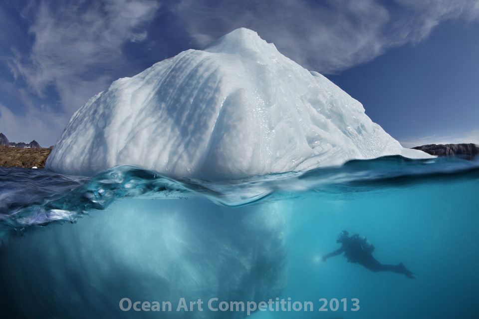 II miejsce w kategorii "Zimna głębia": Tobias Friedrich - Nurek i góra lodowa w fiordzie Tasiilaq, Grenlandia