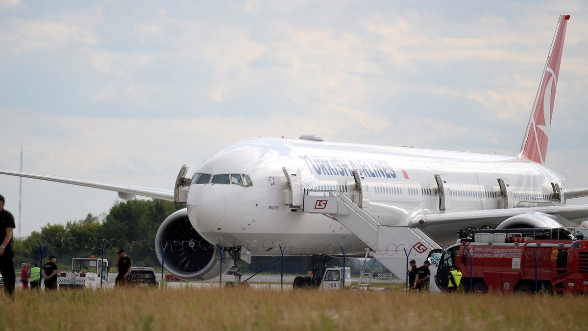 WARSZAWA SAMOLOT TURKISH AIRLINES AWARYJNE LĄDOWANIE (samolot)