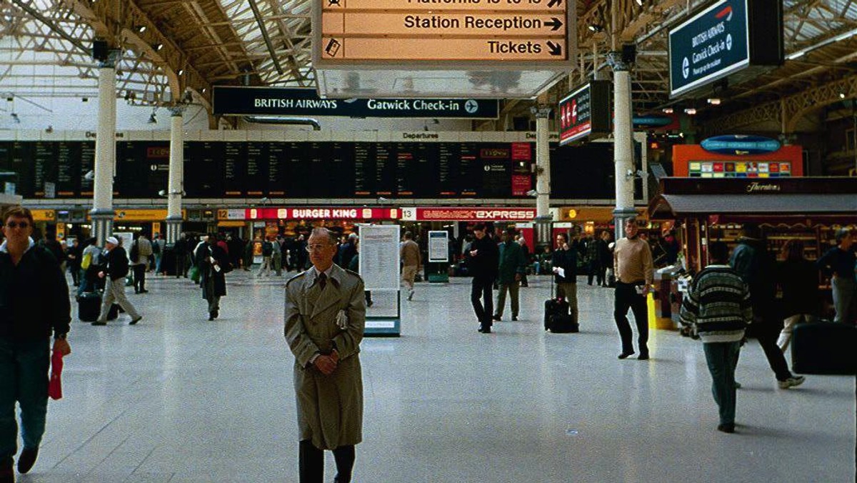 Mężczyzna został zepchnięty na tory w East Croydon. Uratowała go szybka reakcja pracowników stacji. Policja szuka sprawcy.