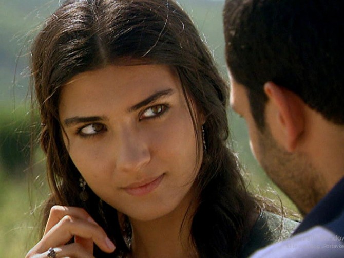 Tuba Bukujstun u seriji "Asi"