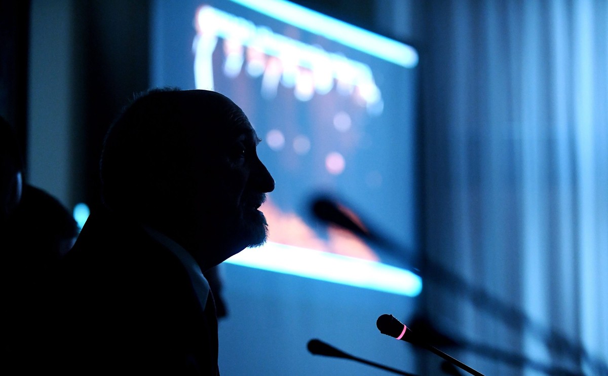 Antoni Macierewicz przedstawia film ze Smoleńska z Tuskiem i Putinem