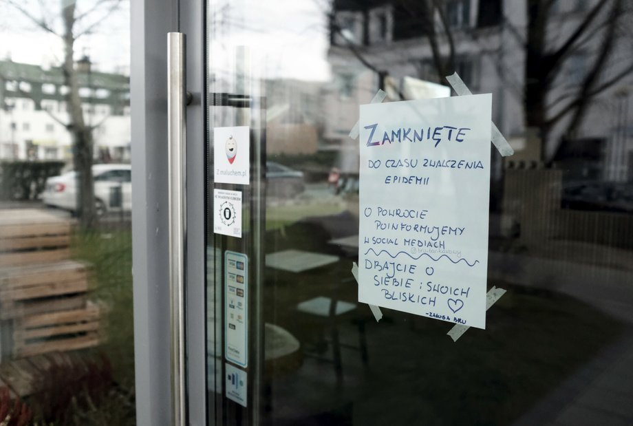 W związku z ogłoszeniem stanu zagrożenia epidemicznego zdecydowano o zamknięciu klubów i lokali gastronomicznych.