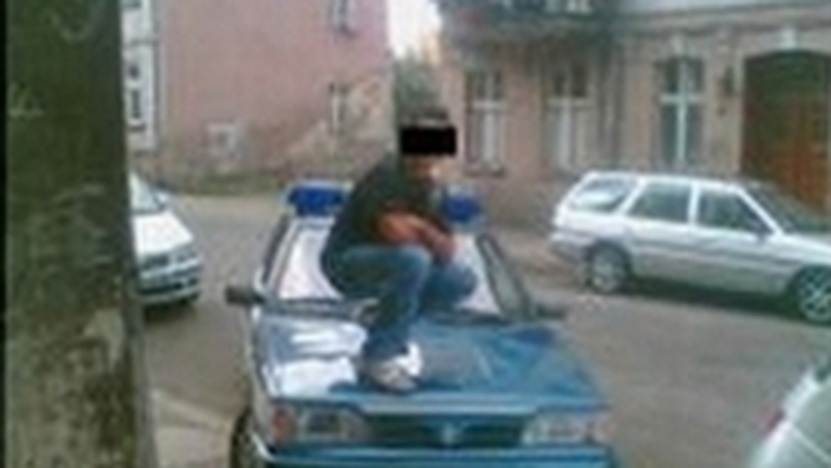 Policjanci zatrzymali mieszkańca Chojnowa, który skakał po radiowozach, a swoje wyczyny dokumentował na zdjęciach, które umieszczał w Internecie - informuje serwis policja.pl.