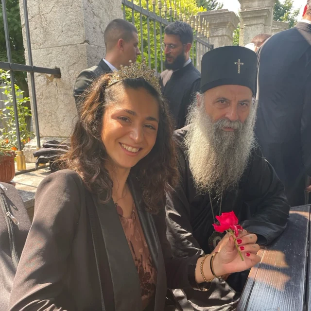 Nekadašnja učesnica rijalitija se fotografisala sa patrijarhom Porfirijem: Dok je bila u Zadruzi brat joj je ubijen!
