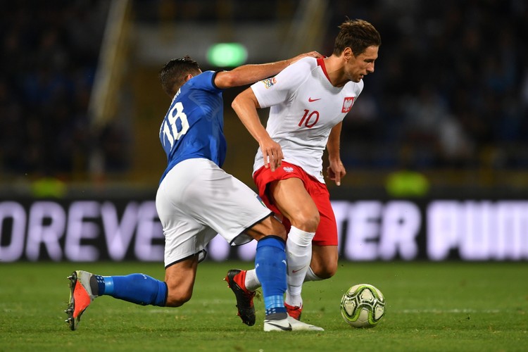 Grzegorz Krychowiak (P) i Roberto Gagliardini (L)