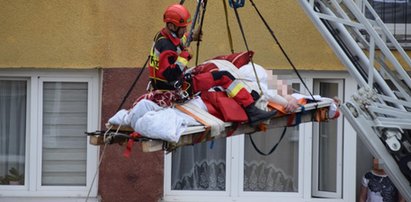 47-latek ze Świnoujścia waży ponad ćwierć tony. Wyniesiono go dźwigiem przez balkon