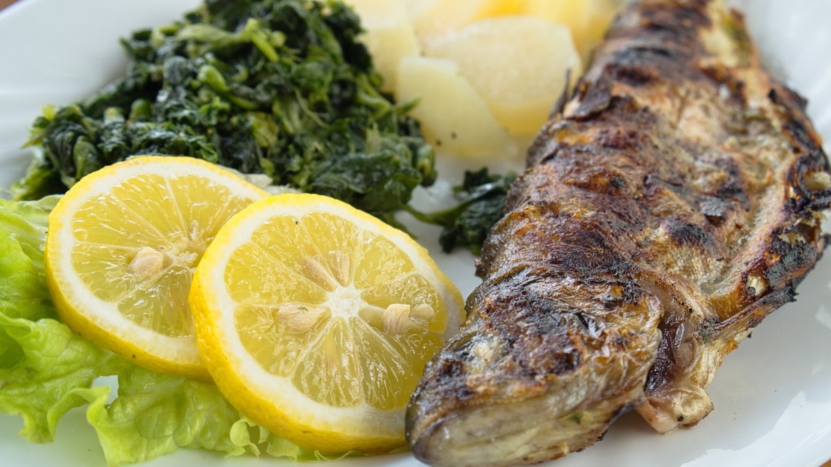 Najbolji trik za prženu pastrmku: Hrskava korica bez brašna i bez lepljenja za tiganj