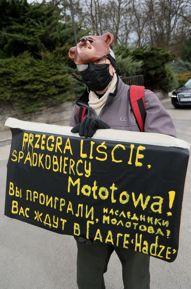 Protestujący w Warszawie przynieśli antyputinowskie transparenty i wznosili okrzyki przeciwko rosyjskiemu dyktatorowi