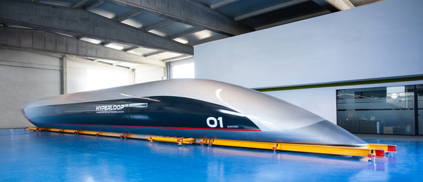 Kapsuła ma 32 metry długości i waży 5 ton. Futurystyczny pojazd pokazano wczoraj w Hiszpanii, skąd ma być później przewieziony do francuskiej Tuluzy, gdzie odbędą się dodatkowe prace techniczne – głosi komunikat start-upu Hyperloop Transportation Technologies.