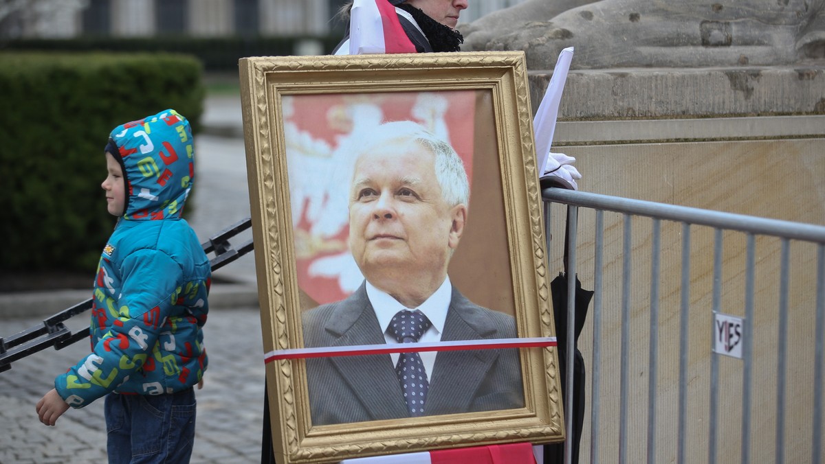 Pod lipą upamiętniającą prezydenta Lecha Kaczyńskiego, posadzoną przed sześciu laty w ogrodzie Szpitala Sapieżyńskiego w Wilnie, złożono kwiaty. W kościele św. Rafała odbyła się msza w intencji ofiar zbrodni katyńskiej i katastrofy smoleńskiej.