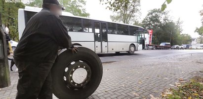 Od autobusu odpadło koło. Mogło zginąć dziecko!