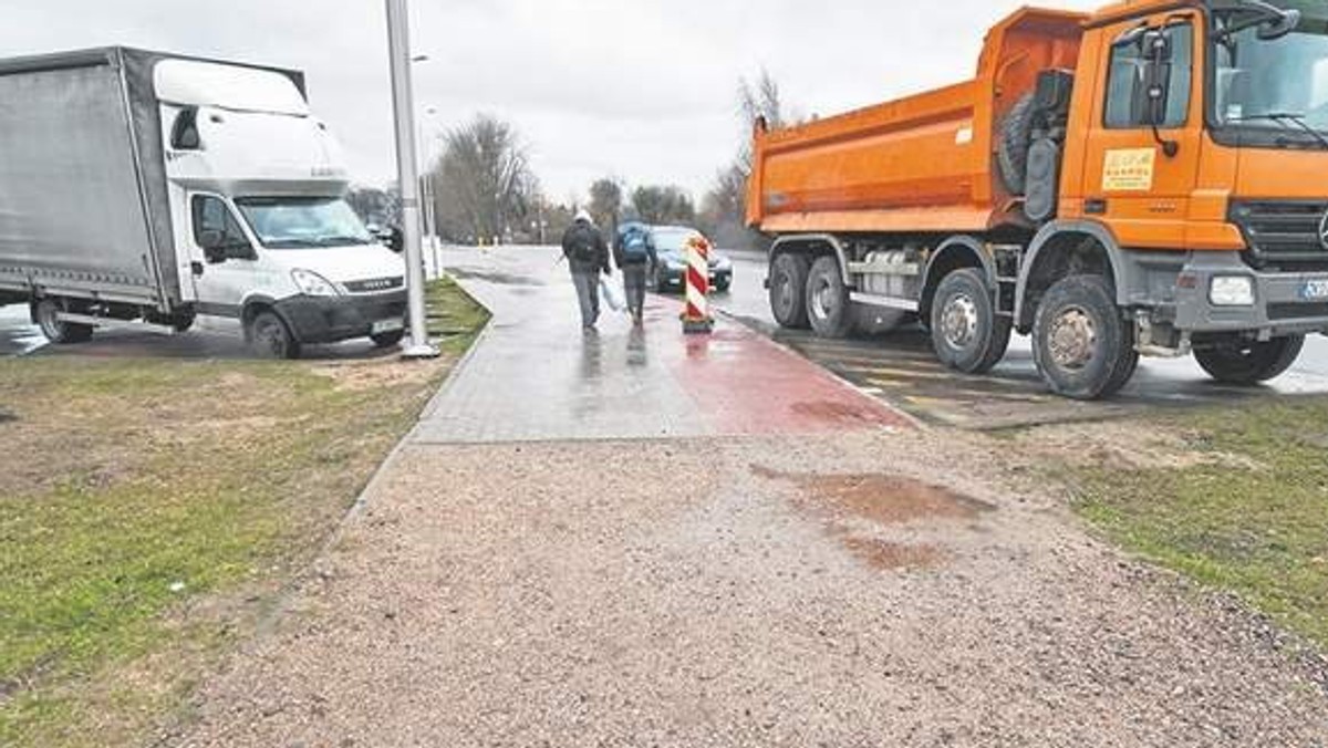 Czytelnicy "Głosu Koszalińskiego" zauważają, że prace przy budowie nowej części ul. Rolnej wyglądają na niedokończone. - Sprawa dotyczy chodników i ścieżek rowerowych w rejonie wyjazdu z ul. Rolnej w kierunku Gdańskiej - mówi jeden z autorów interwencji.