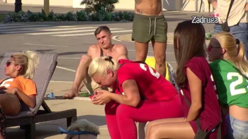 Marija Kulić plače od smeha dok Miljana drži govor