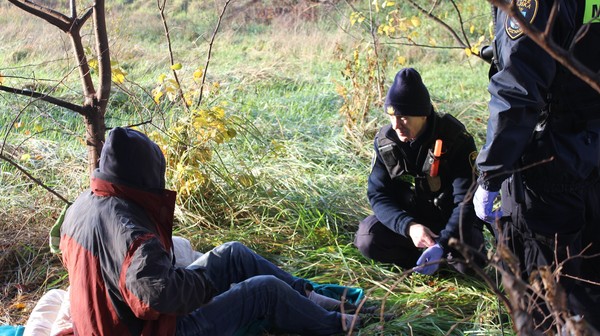 Pracownicy socjalni w towarzystwie strażników miejskich starają się nakłaniać bezdomnych do przeniesienia się do schroniska