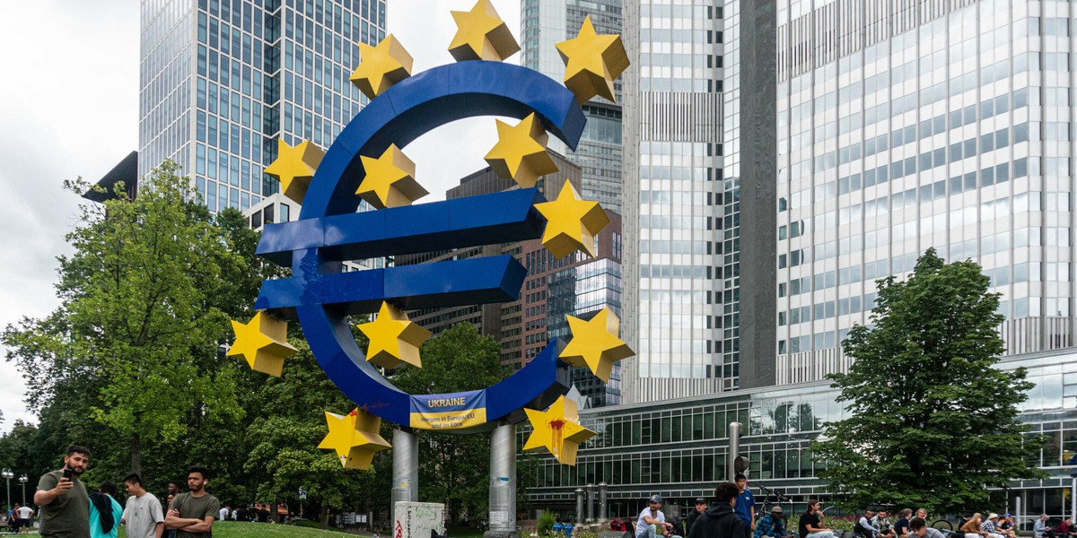 Symbol euro stojący przed siedzibą Europejskiego Banku Centralnego we Frankfurcie