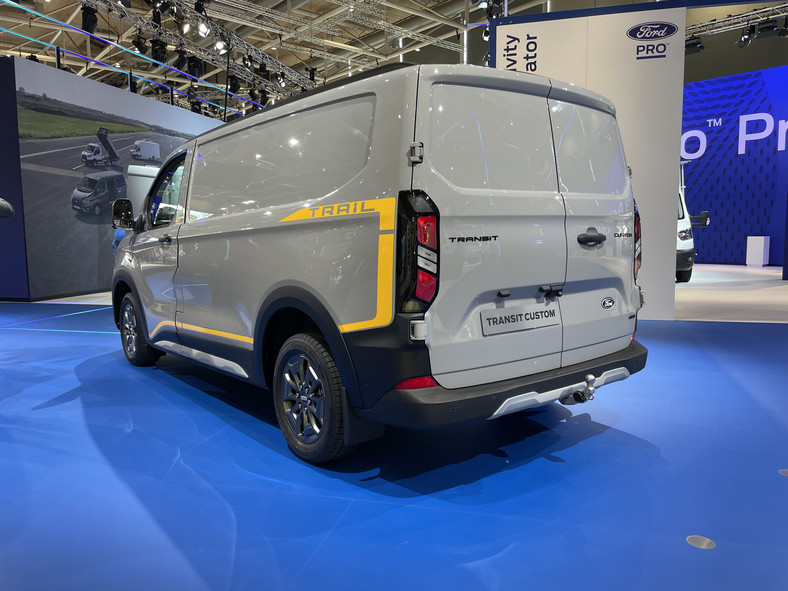 Ford Transit Custom w "terenowej" wersji Trail.