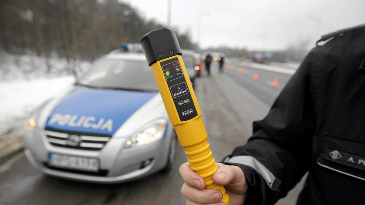 Prokurator z prokuratury w Mrągowie, który prowadził po pijanemu auto, został zawieszony w obowiązkach i obniżono mu pensję o połowę; zarzuty będą mu przedstawione po uchyleniu immunitetu.