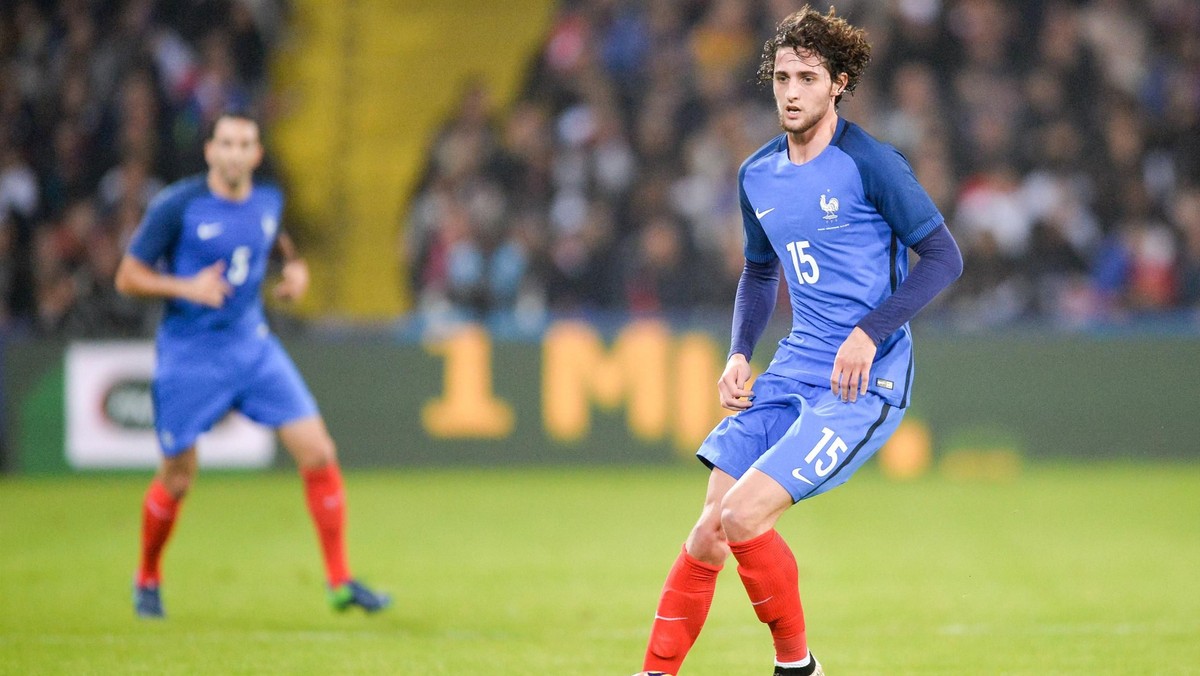 Pomocnik PSG i reprezentacji Francji Adrien Rabiot doznał we wtorek urazu podczas wtorkowego meczu kadry z Wybrzeżem Kości Słoniowej. Piłkarz ma problemy mięśniowe i prawdopodobnie wypadnie z gry na kilka tygodni. Istnieje szansa, że do pierwszego składu paryżan wskoczy pomijany regularnie Grzegorz Krychowiak.