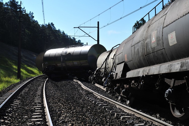 Puste cysterny pociągu, które wykoleiły się w niedzielę pomiędzy Warnowem a Lubiewem na trasie Wolin - Świnoujście