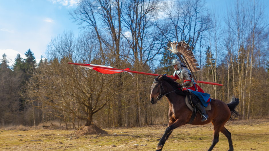 Mężczyzna na koniu w zbroi husarskiej (zdjęcie ilustracyjne)