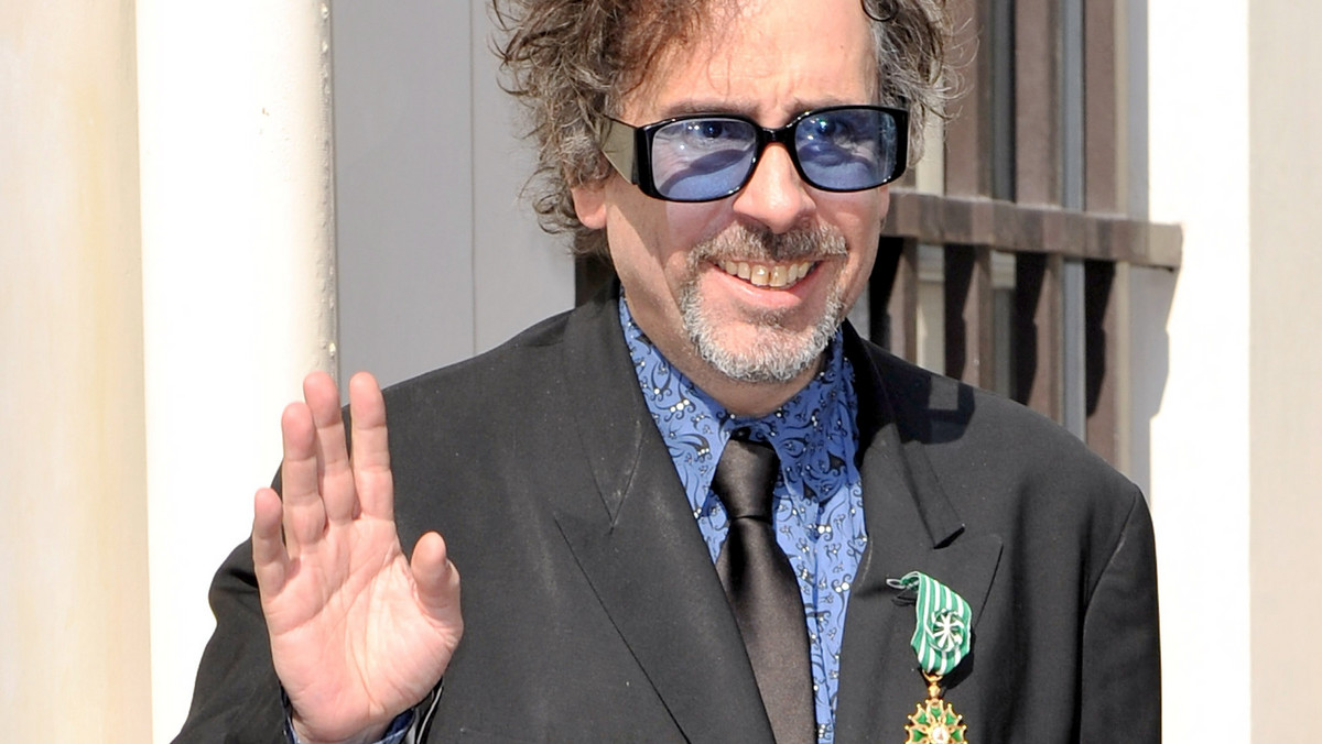 Tim Burton, twórca wyrazistych, groteskowych, uwielbianych na całym świecie filmów, z radością oddaje się również pracy plastycznej. Po spektakularnym sukcesie w nowojorskim MoMA (Museum of Modern Art) wystawa setek jego prac pokazana zostanie również w Muzeum Kinematografii w Paryżu.