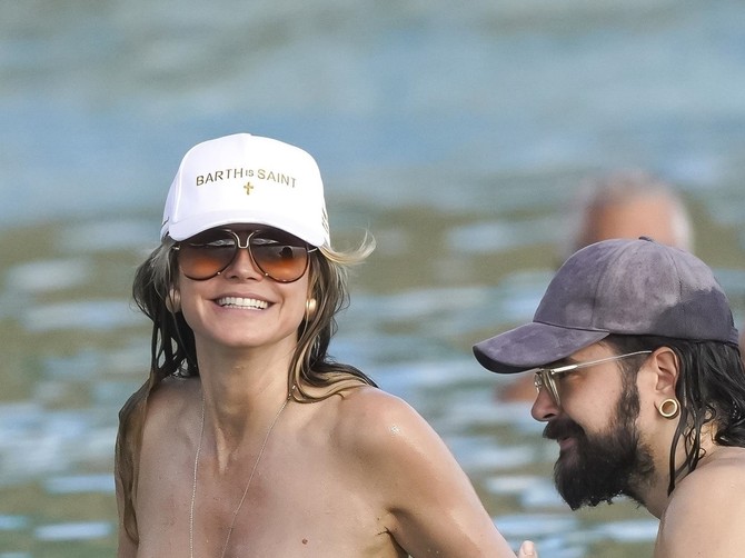 Hajdi Klum skroz gola na plaži, njene slobodne grudi u krupnom kadru
