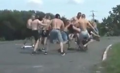 Sceny jak pod Grunwaldem. Kibole zrobili sobie ustawkę i staranowali radiowóz [WIDEO]