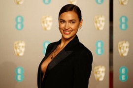 Ruskinja LEPA KAO BOGINJA nosi NAJRUŽNIJE CIPELE IKADA! Mogu da se kupe za 500 DINARA, ali za ovu ružnoću niko NE BI DAO NI PARU, a poslednji su modni krik