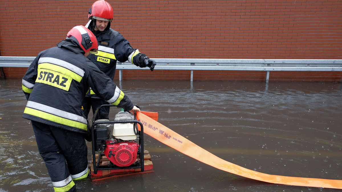 Alarm powodziowy obowiązuje we wtorek wieczorem w Jaśle oraz gminie Krempna. Od rana w regionie zanotowano blisko 100 interwencji straży pożarnej; strażacy usuwają skutki gwałtownych opadów deszczu.