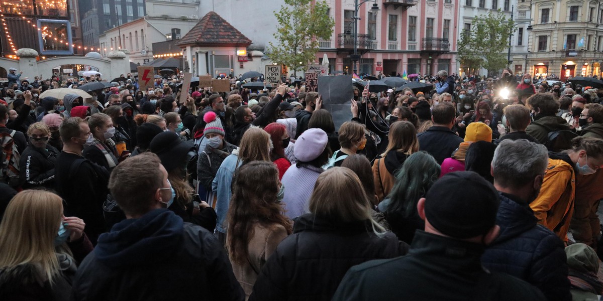 Znicze i ziemia wysypana przed siedzibą PiS