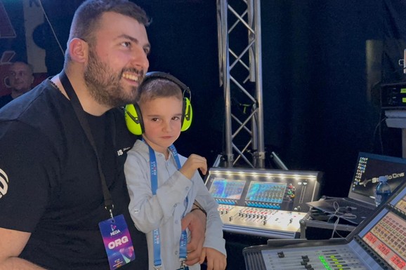 CECIN UNUK U REŽIJI Neodoljiva scena sa koncerta folk dive u Jagodini: Mališan nosio velike slušalice, pa pokazivao mišiće (VIDEO)