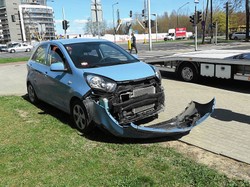 Bogusław Wołoszański staranował dużym BMW małą kię. Policja uznała go winnym. ZDJĘCIA