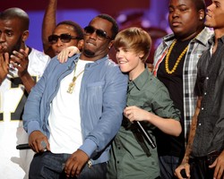 Cd. kryminalnej afery rapera Diddy'ego. Zeznania przed sądem, wzburzony tłum i wątek Justina Biebera