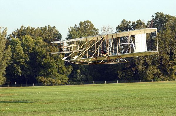 Kilka ciekawy fotografii z bliższych nam czasów. Współczesna, działająca replika Flyera V (fot. usaf, domena publiczna).