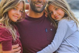 One su ZVANIČNO NAJLEPŠE BLIZNAKINJE NA SVETU, a otac im je FRAJER DA SE ZALEDIŠ: Kad pogleda žene one se momentalno onesveste