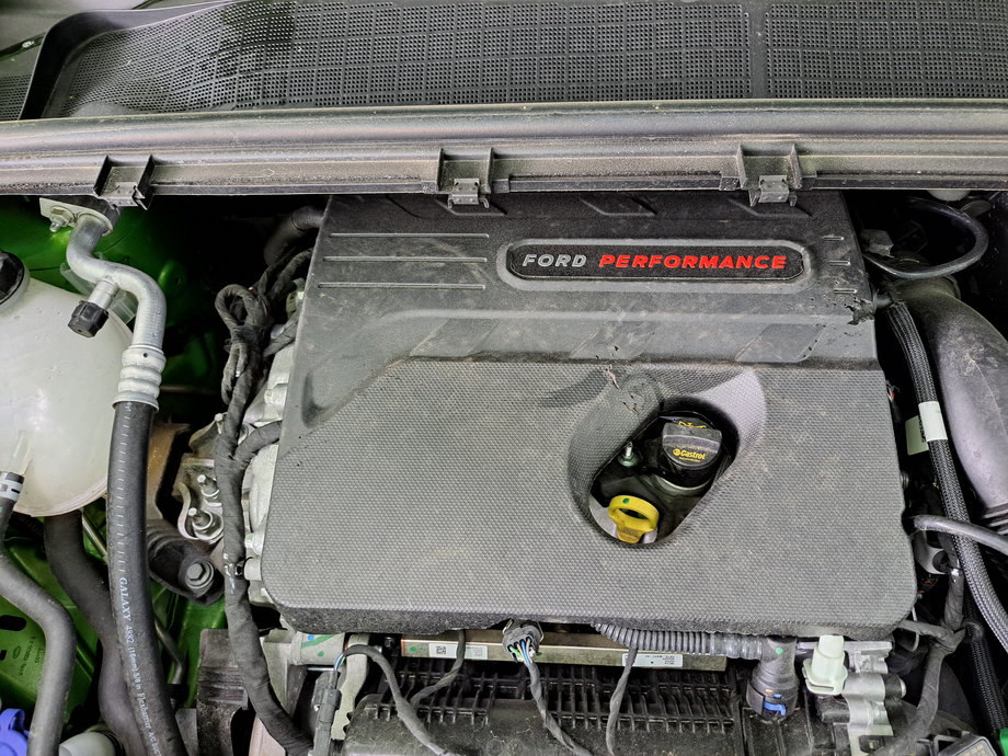 Ford Puma ST ma pod maską mocny, 200-konny silnik 1.5. Jego minusem jest fakt, że to jednostka 3-cylindrowa. Przy przyspieszaniu słychać charakterystyczny klang takiego silnika.