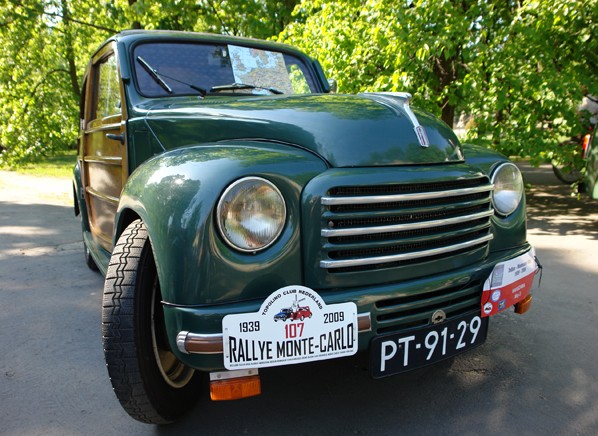 Siedem fiatów topolino z Holendrami na pokładzie...