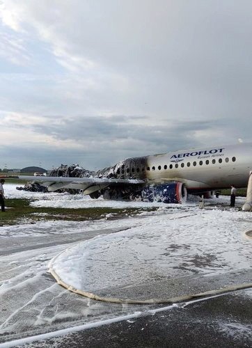 Wrak samolotu Suchoj Superjet 100 na płycie lotniska Szermetiewo