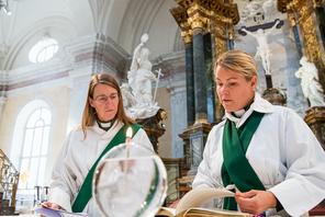 Sandra Signarsdotter (z prawej) i Ingrid El Qortobi przed niedzielnym nabożeństwem w kościele Gustawa Wazy w Sztokholmie, sierpień 2020 r.