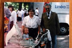 Monika z babcią Lilą Markowską i dziadkiem Zygmuntem przed zniknięciem w 1994 r. w Legnicy. Reprodukcja zdjęcia z albumu rodzinnego.
