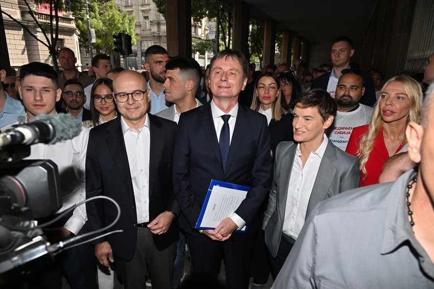 Predavanje izborne liste SNS