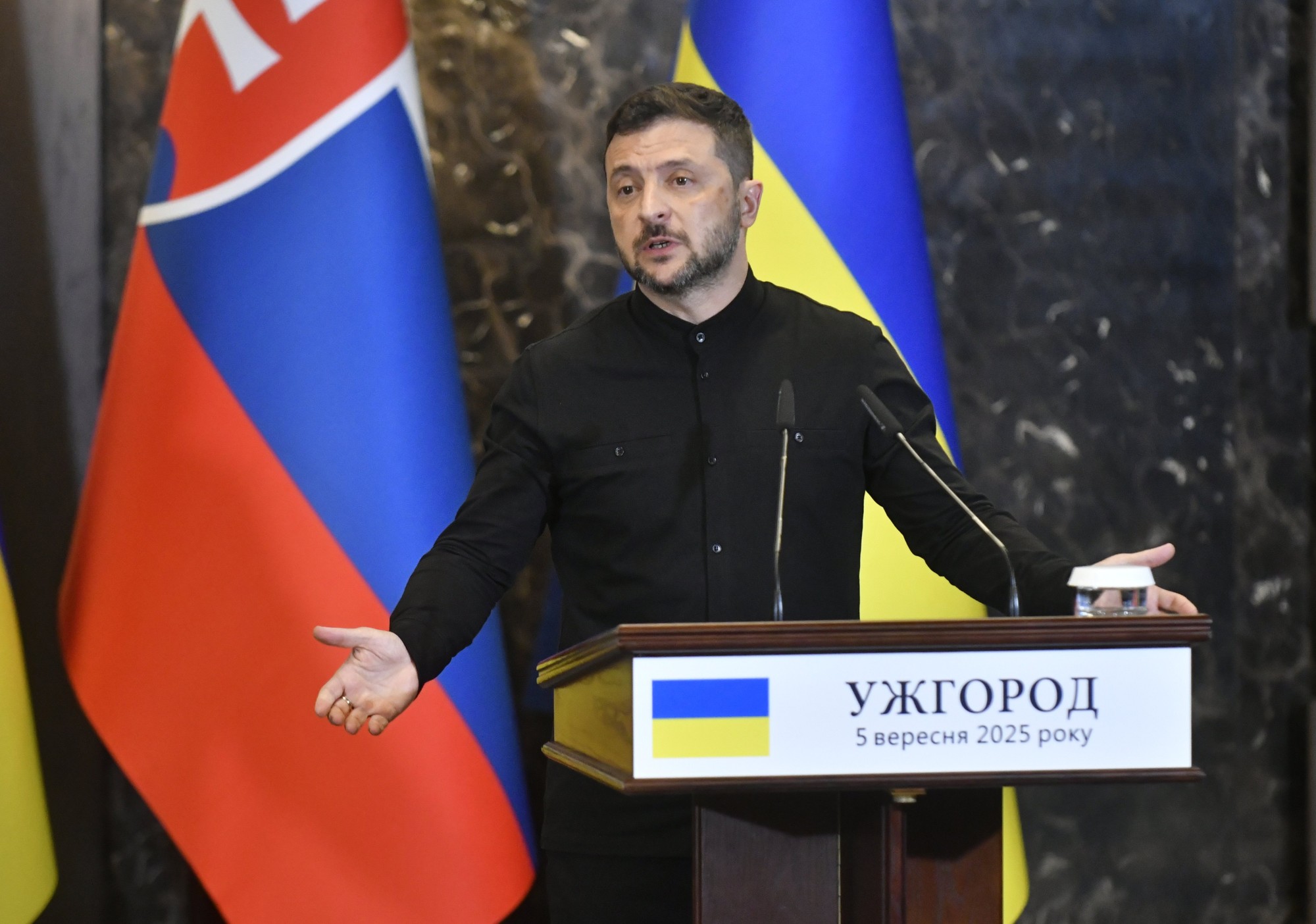 Ukrajinský prezident Volodymyr Zelenskyj počas tlačovej konferencie s predsedom vlády SR Robertom Ficom.